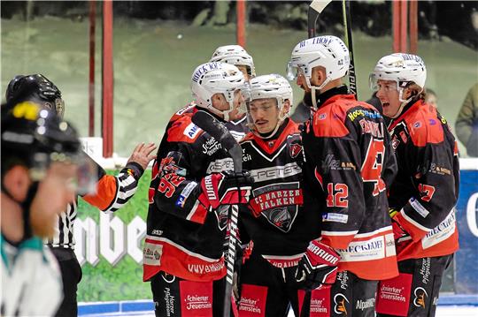 Davide Vinci (M.) erlöst die Falken mit seinem zweiten Treffer zum 4:2-Sieg in Adendorf. Die Braunlager stehen damit im Endspiel der Eishockey-Regionalliga Nord. Foto: Drechsler