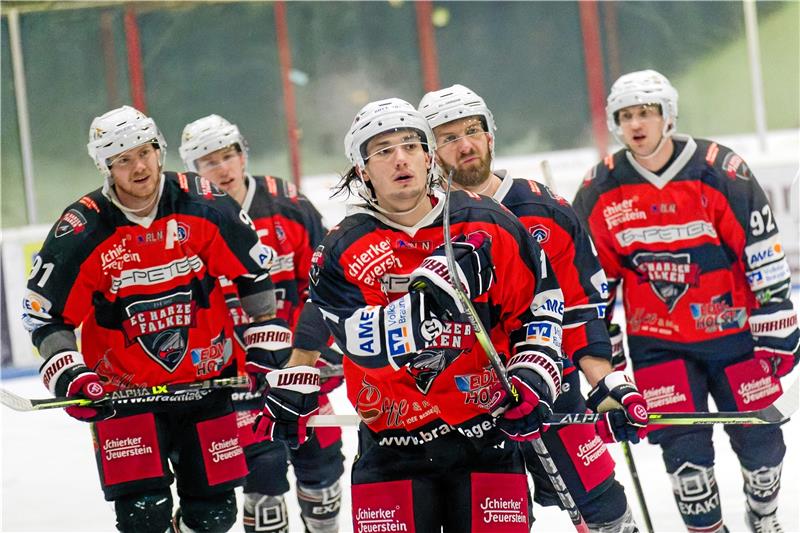 So planen die Harzer Falken nach dem Play-off-Aus Davide Vinci (Mi.) findet in Braunlage den Spaß am Eishockey zurück und soll auch in der kommenden Saison bei den Harzer Falken bleiben. Foto: Drechsler