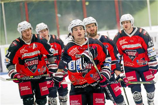 Davide Vinci (Mi.) findet in Braunlage den Spaß am Eishockey zurück und soll auch in der kommenden Saison bei den Harzer Falken bleiben. Foto: Drechsler