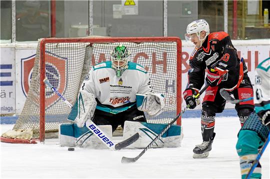 Davide Vinci (r.) weiß ganz genau, wo das Tor steht. Der Angreifer der Harzer Falken zeigt in den bisherigen Play-off-Spielen seine Gefährlichkeit für die gegnerischen Goalies.  Foto: Drechsler