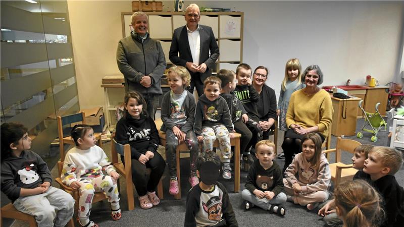 Davon, dass sich die Kinder bei XXXLutz wohlfühlen, überzeugen sich Andreas Pleyer und Möbelhausleiter Markus Winterberg; Tanja Hunger und Kita-Leiterin Sabine Olberts haben noch Kinderstühlchen ergattert.