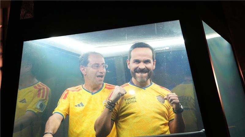 De la Espriella trat mit einem Trikot der Fußball-Nationalmannschaft vor seine Anhänger -  und hinter Panzerglas