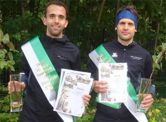 Dean Sauthoff (l.) und Alexander Fürle vom Laufteam Wolfshagen kehren reich ausgezeichnet vom Harzgebirgslauf aus Wernigerode zurück.