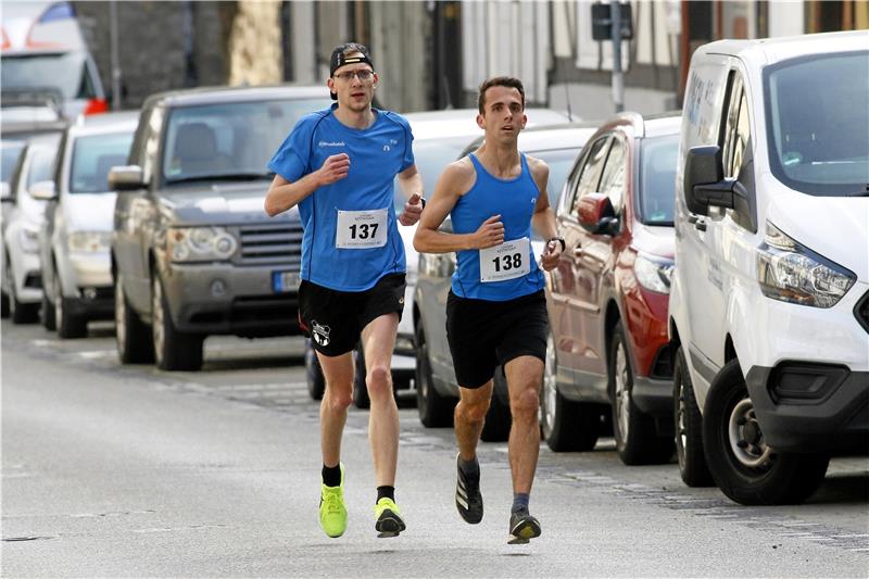 Dean Sauthoff (re.) vom TSV Wolfshagen gewinnt den 10-Kilometer-Lauf vor seinem Teamkollegen Florian Nolte. Foto: Epping