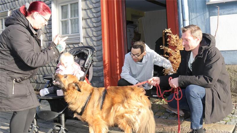 Goslarer Krebspatient findet Pflegestelle für seinen Hund Dean Dean nimmt Abschied von seinem alten Herrchen und beschnuppert seine neue Familie: Julianna Ines Christiansen (42, von links), Kayla Christiansen (1,5), Hans Henning Fränkel (70) und Boris Christansen (46).