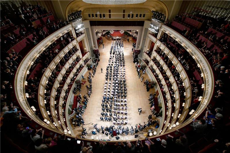 65. Wiener Opernball auch als Charity-Event Debütantenpaare befinden sich in der Wiener Staatsoper während der Generalprobe für den Opernball.
