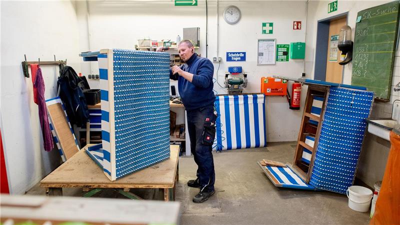 Defekte Holzteile wechseln, das zählt zu den häufigsten Reparaturen. 