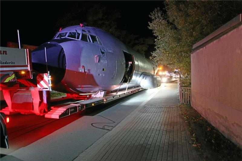 Definitiv ungeeignet für den normalen Straßenverkehr: Mit sechseinhalb Metern Breite und 4,70 Metern Höhe kann der 35 Meter lange Tieflader mit dem Transall-Rumpf einige Passagen wie hier in Hoym nur in Schrittgeschwindigkeit passieren. Fotos: Bruns