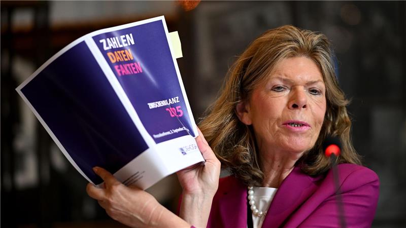 Gastro-Preise um ein Viertel gestiegen - Branche unter Druck Dehoga-Hauptgeschäftsführerin Ingrid Hartges präsentiert die Halbjahreszahlen der Branche.