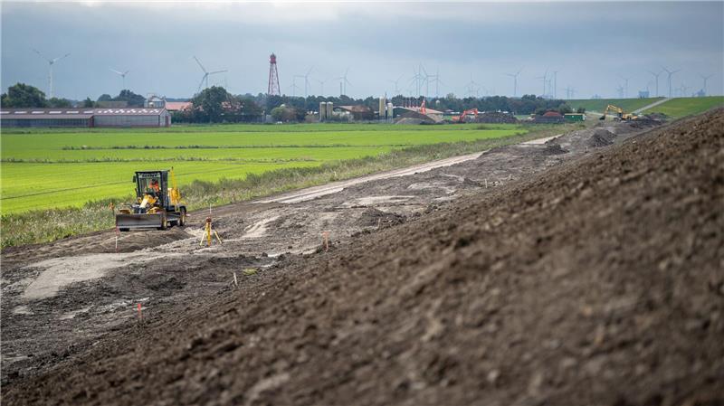 Niedersachsen und Bremen arbeiten an neuem Küstenschutz-Plan Deichbau und Küstenschutz gilt als Generationenaufgabe. (Archivbild)