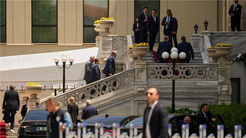 Delegationen der neuen direkten Verhandlung zwischen Russland und der Ukraine kommen unter türkischer Führung zusammen