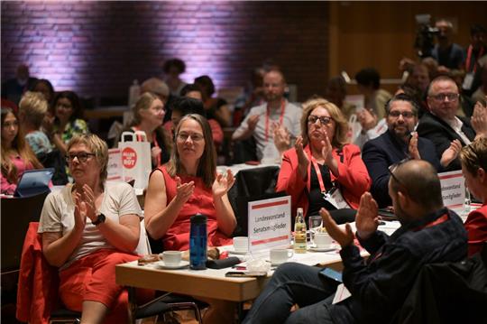 Delegierte der SPD Bremen sitzen bei ihrem Landesparteitag.