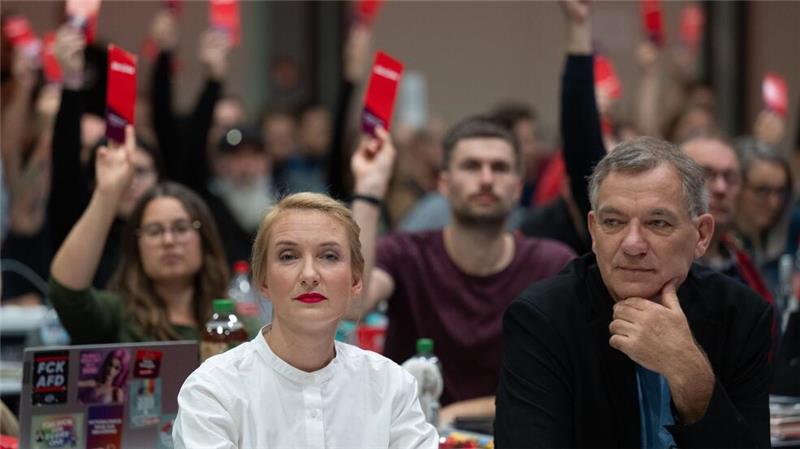 Delegierte heben Stimmkarten: Wahl des neuen Vorsitzes auf Linken-Parteitag