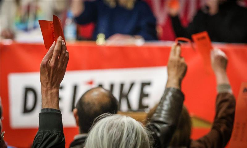 Bremer Linke bestätigt Landesvorstand Delegierte heben bei einer Abstimmung auf einem Landesparteitag der Partei Die Linke ihre Stimmkarten.