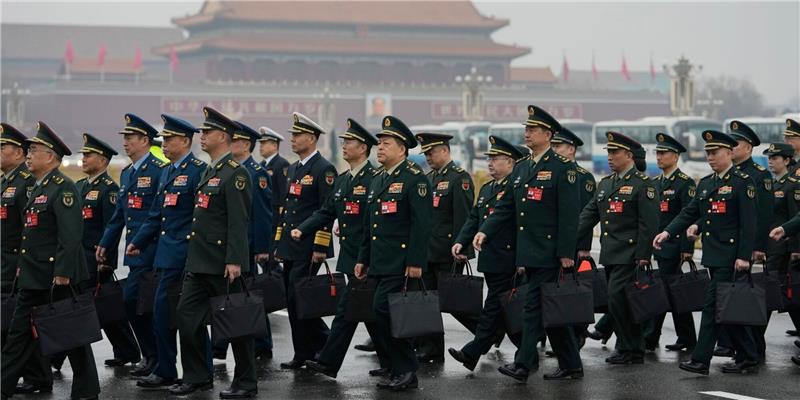 Delegierte kommen zur Eröffnungssitzung des Nationalen Volkskongresses (NVK) in der Großen Halle des Volkes in Peking.