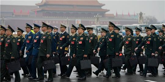 Delegierte kommen zur Eröffnungssitzung des Nationalen Volkskongresses (NVK) in der Großen Halle des Volkes in Peking.