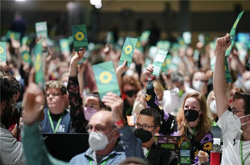 AKW-Streit: Grüne stärken Habeck Rücken Delegierte stimmen beim Bundesparteitag von Bündnis 90/Die Grünen über einen Antrag ab.
Am Sonntag, dem letzten Tag des Grünen-Parteitages, steht das Thema Klimaschutz auf der Tagesordnung.
