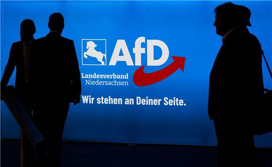 Delegierte und Besucher kommen zum Landesparteitag der AfD Niedersachsen in der Congress Union Celle.