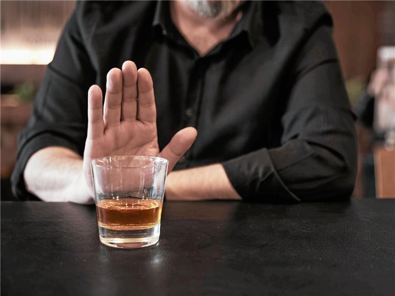 Dem Alkohol abschwören: Trends wie der Dry January, das Alkoholfasten über einen Monat, können den Vorsatz erleichtern. Foto: cagkansayin/iStock