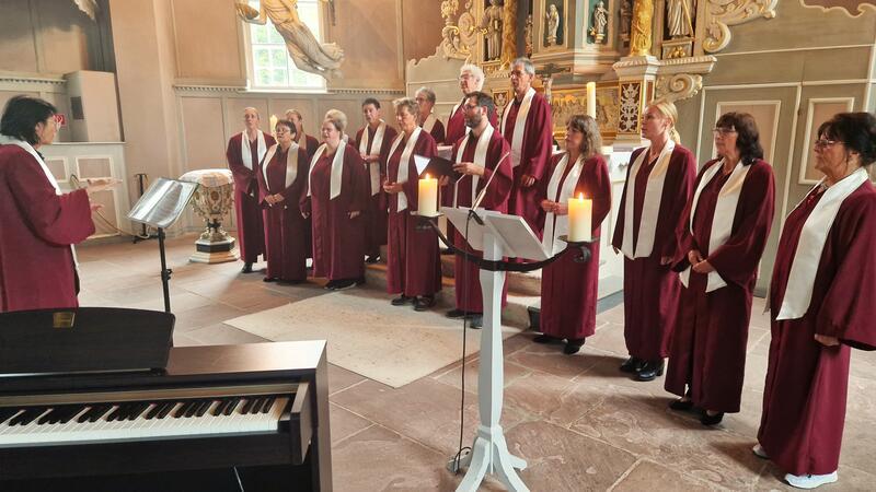 Dem Altenauer Gospelchor ist eine Herzensangelegenheit, für ihren ehemaligen Pastor zu singen.