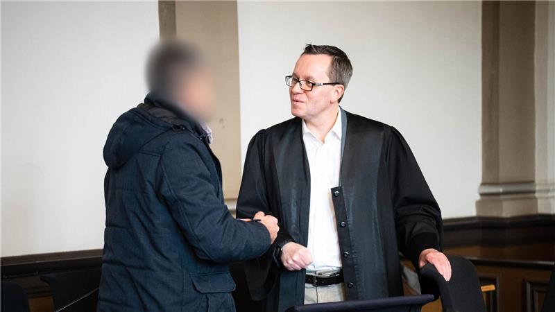 Ex-Frau aus Hass und Wut erstochen? Angeklagter schweigt Dem Angeklagten droht eine jahrelange Haftstrafe.