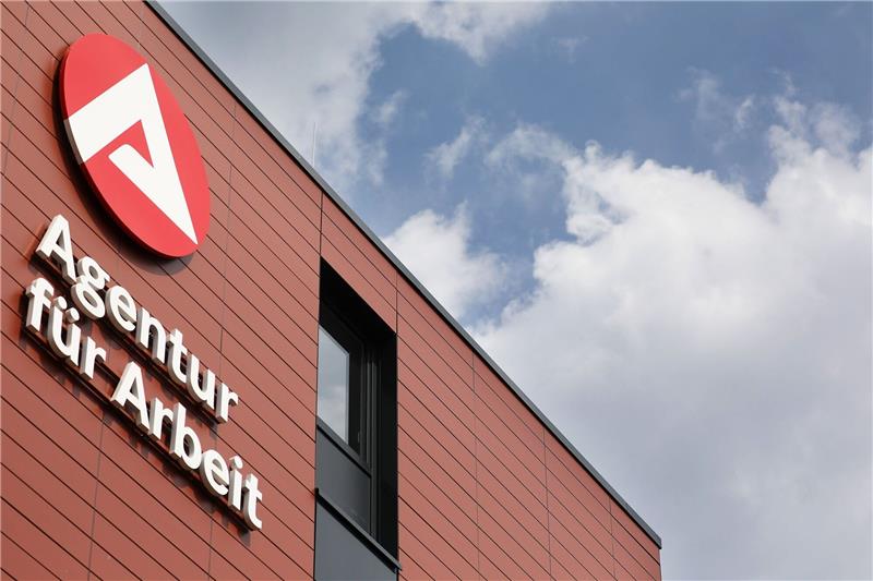 Zahl der Arbeitslosen sinkt im April um 20.000 «Dem Arbeitsmarkt fehlt nach wie vor der konjunkturelle Rückenwind. Somit bleibt die Frühjahrsbelebung schwach», heißt es aus dem Vorstand der Bundesagentur für Arbeit.