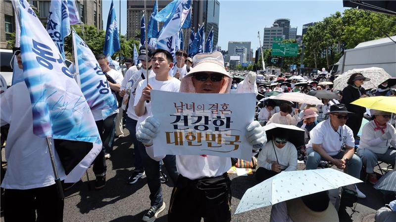 Zehntausende bei Pride in Seoul – Rechte bleiben umkämpft Dem Aufruf zu einer von christlich-konservativen Gruppen organisierten Gegendemo sind ebenfalls Tausende gefolgt.