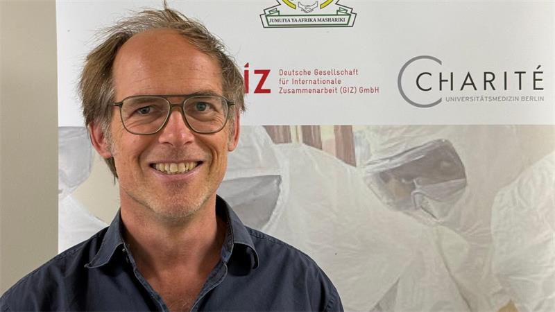 Dem Berliner Infektiologen Maximilian Gertler macht insbesondere die Zahl unentdeckter Fälle und das Auftreten von Ebola in entlegenen Regionen Sorgen. (Archivbild)