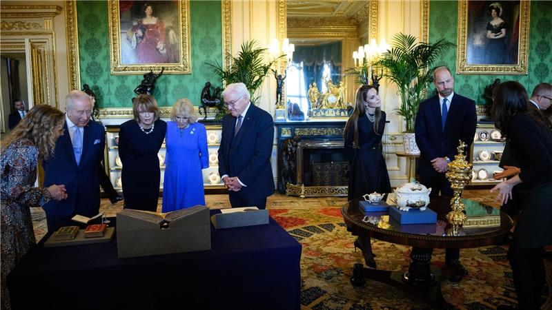 Dem Bundespräsidenten und seiner Frau wurden Objekte aus der Königlichen Sammlung präsentiert. 