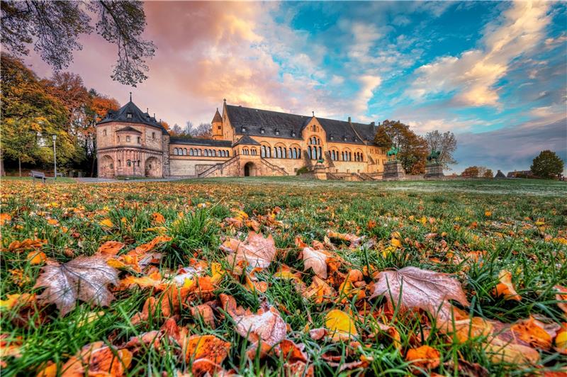 Zehnter Fotokalender: Goslar ist in jedem Kleid ein Star Dem Charme dieser herrlichen Kaiserpfalz-Aufnahme im Herbstlaub unter ziehenden Wolken ist auch der Fotograf selbst erlegen. André Gleisberg hat 1200 Motive in seinem Portfolio – die Auswahl für seine „Blickwinkel-Kalender“ fällt ihm dennoch nicht schwer. Foto: Gleisberg