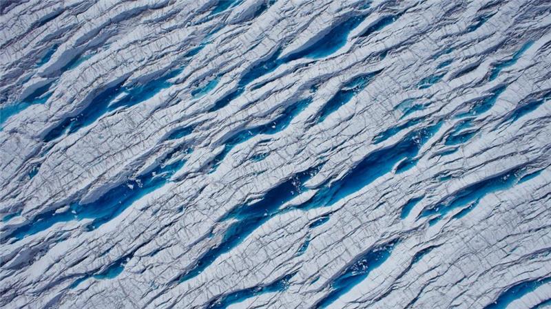 Risse im grönländischen Eisschild wachsen immer schneller Dem Forschungsteam zufolge beschleunigt der Klimawandel das Aufbrechen der Eisdecke.