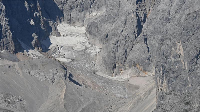 Fotos zeigen, wie der Klimawandel Deutschland verändert Dem Höllentalferner-Gletscher werden noch die besten Chancen eingeräumt. Trotzdem ist auf dem Foto von diesem Jahr nicht mehr sehr viel Eis zu sehen.