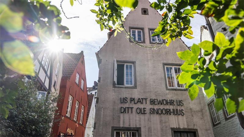Dem Institut für niederdeutsche Sprache gehören vier Häuser im Schnoor. Drei sollen verkauft werden. 