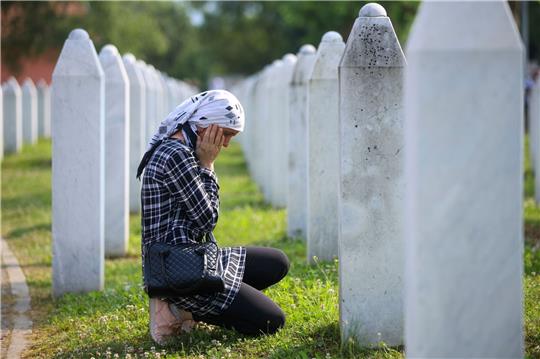 Dem Massaker von Srebrenica im Zuge des Bosnien-Kriegs fielen 8000 bosnische Muslime zum Opfer.