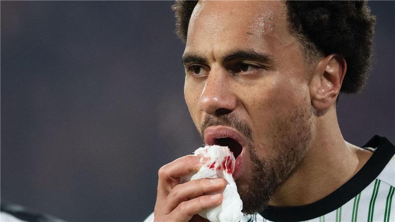 Dem Münsteraner Etienne Amenyido blutete nach einem versehentlichen Ellbogenschlag von Düsseldorfs Sima Suso die Lippe.