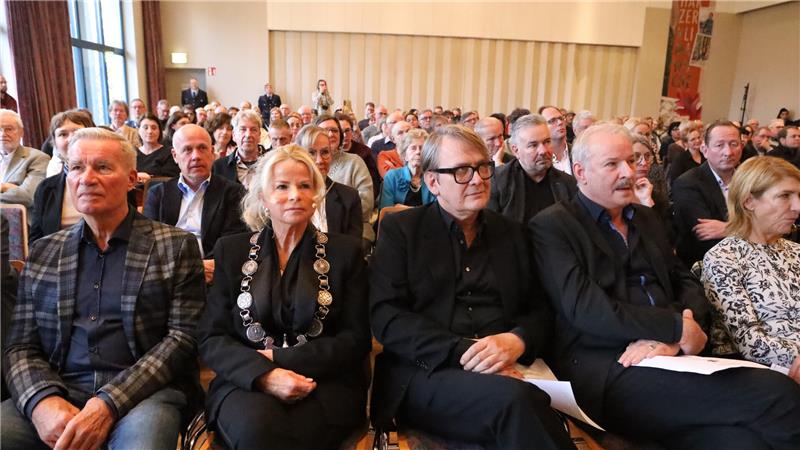 Goldener Ton: Starke Momente mit Sven Regener und Leander Haußmann Mit 220 Gästen ist der abgeteilte Hahnenkleer Kurhaussaal voll.