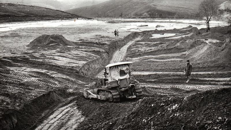 Warum die große Flut von 1965 Clausthal noch heute belastet Dem Starkregen der Heinrichsflut 1965 ist der Damm des Schlammteichs nicht gewachsen, er wird eilends repariert.