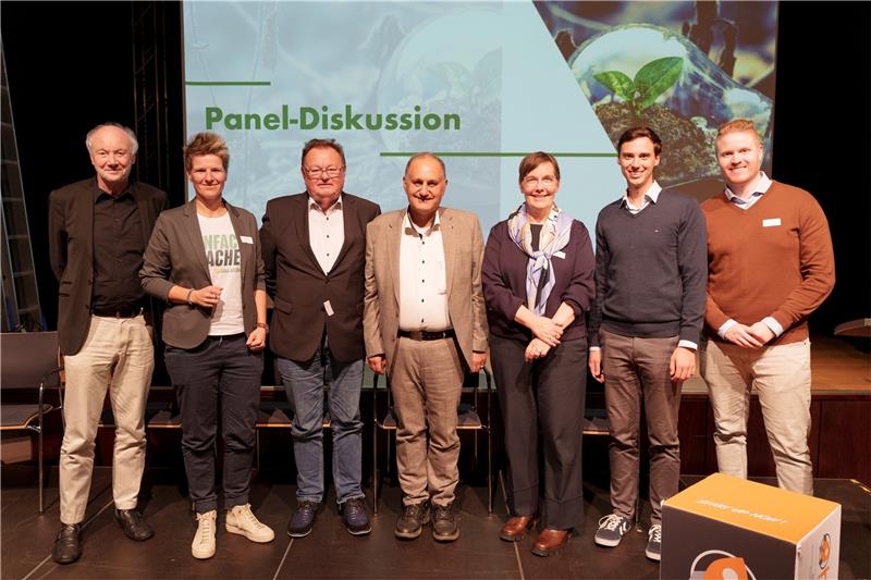 Dem Team um Prof. Dr. Reza Asghari (Mitte) mit Christopher Dormeier (r.) und Mathis Vetter (2.v.r.) ist es gelungen, Prof. em. Günter Faltin (v.l.), Sina Beckmann, Jürgen Nitsche sowie Dr. Ulrike Witt für die Tagung zu gewinnen.  Foto: TU Braunschweig