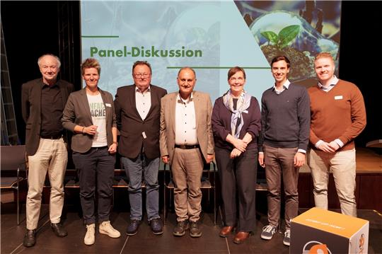 Dem Team um Prof. Dr. Reza Asghari (Mitte) mit Christopher Dormeier (r.) und Mathis Vetter (2.v.r.) ist es gelungen, Prof. em. Günter Faltin (v.l.), Sina Beckmann, Jürgen Nitsche sowie Dr. Ulrike Witt für die Tagung zu gewinnen.  Foto: TU Braunschweig
