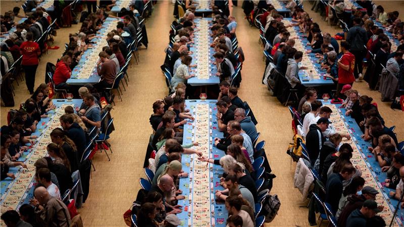 Catan-Fans knacken Weltrekord in Essener Grugahalle Dem Unternehmen Kosmos zufolge ist Catan binnen 30 Jahren mit vielen Erweiterungen mehr als 45 Millionen Mal in gut 100 Ländern verkauft worden.