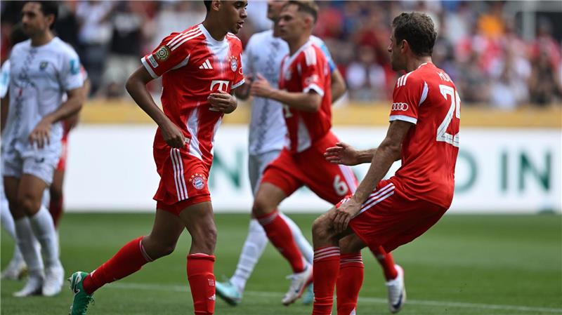 Dem spielfreudigen Jamal Musiala (l) reichten 30 Comeback-Minuten zum Hattrick. Mit ihm jubelt Thomas Müller (r).
