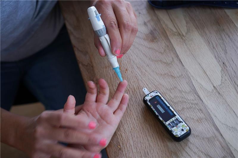Mehr Diabetes-Erkrankungen bei Kindern und Jugendlichen Dem vierjährigen Oskar wird von seiner Mutter der Blutzuckergehalt gemessen.