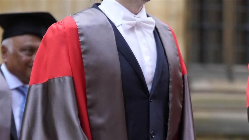 Chemie-Nobelpreis für Vorhersage und Bau von Proteinen Demis Hassabis hat bereits die Ehrendoktorwürde der Universität Oxford erhalten.