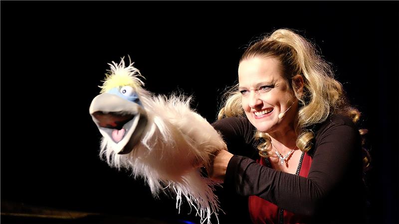 Demnächst im Bündheimer Schloss: Bauchrednerin Sabine Murza setzt einer herrlichen Show das Sahnehäubchen auf.  Fotos: Zietz