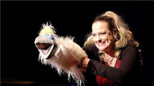 Demnächst im Bündheimer Schloss: Bauchrednerin Sabine Murza setzt einer herrlichen Show das Sahnehäubchen auf.  Fotos: Zietz