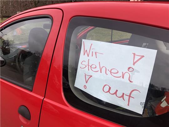 Demo-Motto an einem Auto der Mittwochs-Demo von Oker nach Jerstedt. Foto: Stade