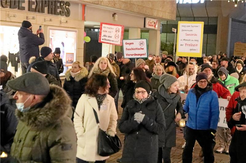 Demo gegen die Corona-Vorschriften: Am Montagabend ziehen laut Angaben der Polizei rund 370 Menschen durch die Goslarer Innenstadt, unter anderem wenden sie sich gegen eine Impfpflicht.  Foto: Neuendorf