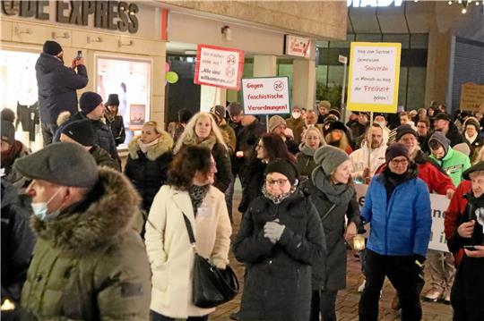 Demo gegen die Corona-Vorschriften: Am Montagabend ziehen laut Angaben der Polizei rund 370 Menschen durch die Goslarer Innenstadt, unter anderem wenden sie sich gegen eine Impfpflicht.  Foto: Neuendorf