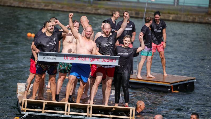 „Unser Stahl geht baden“: Stahlarbeiter springen ins Wasser Demo mit Spaßfaktor: Arcelormittal-Beschäftigte in Duisburg fordern den Erhalt ihrer Arbeitplätze mit einer ungewöhnlichen Aktion.