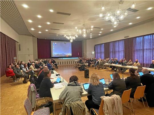 Demokratie an der Basis: Nicht nur ungewöhnlich viele Hahnenkleer, sondern auch mehrere Goslarer Ratspolitiker sitzen am Mittwoch im Paul-Lincke-Saal, als der Ortsrat über den Bebauungsplan Langeliethstraße diskutiert. Foto: Heine